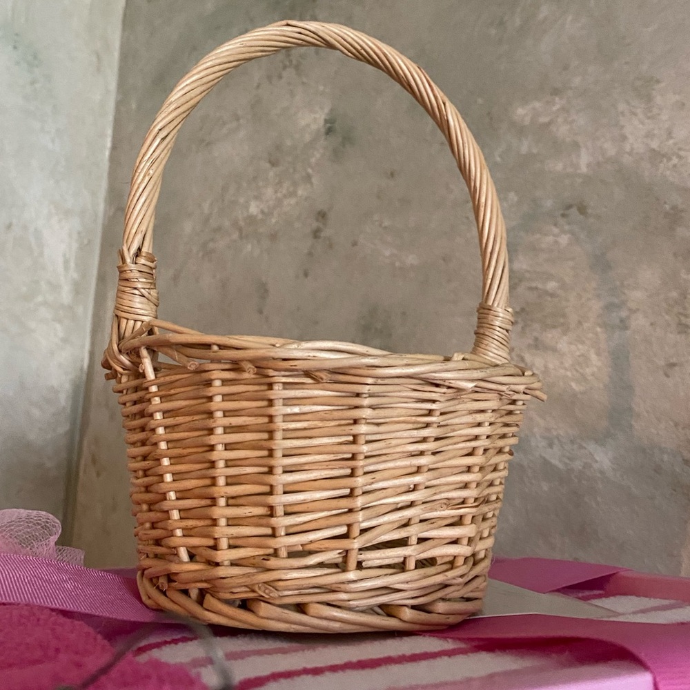 💫 Just Listed 💫 ❤️ 🧺 Wicker Storage Basket - Tan Think SPRING 🌱